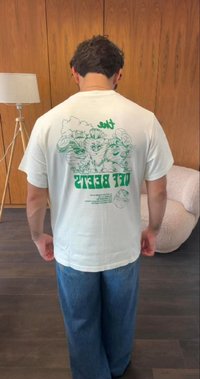 T-shirt de algodão branca com um design gráfico verde nas costas, apresentando personagens de desenho animado e o texto "the Off Beets."
