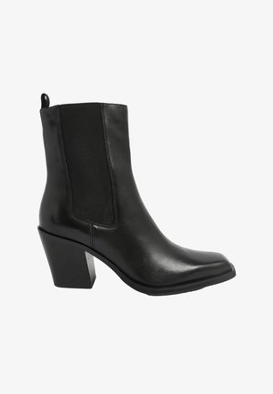 Bota de cuero negra hasta el tobillo con punta cuadrada, paneles laterales elásticos y un tacón alto y grueso. Textura suave con un diseño elegante.