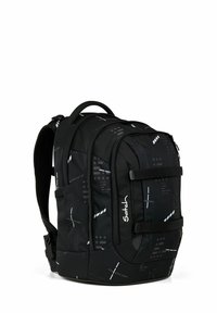Schwarzer Rucksack mit geometrischen Mustern in Grau und Weiß, ausgestattet mit gepolsterten Schultergurten, mehreren Fächern und einem Reißverschluss.