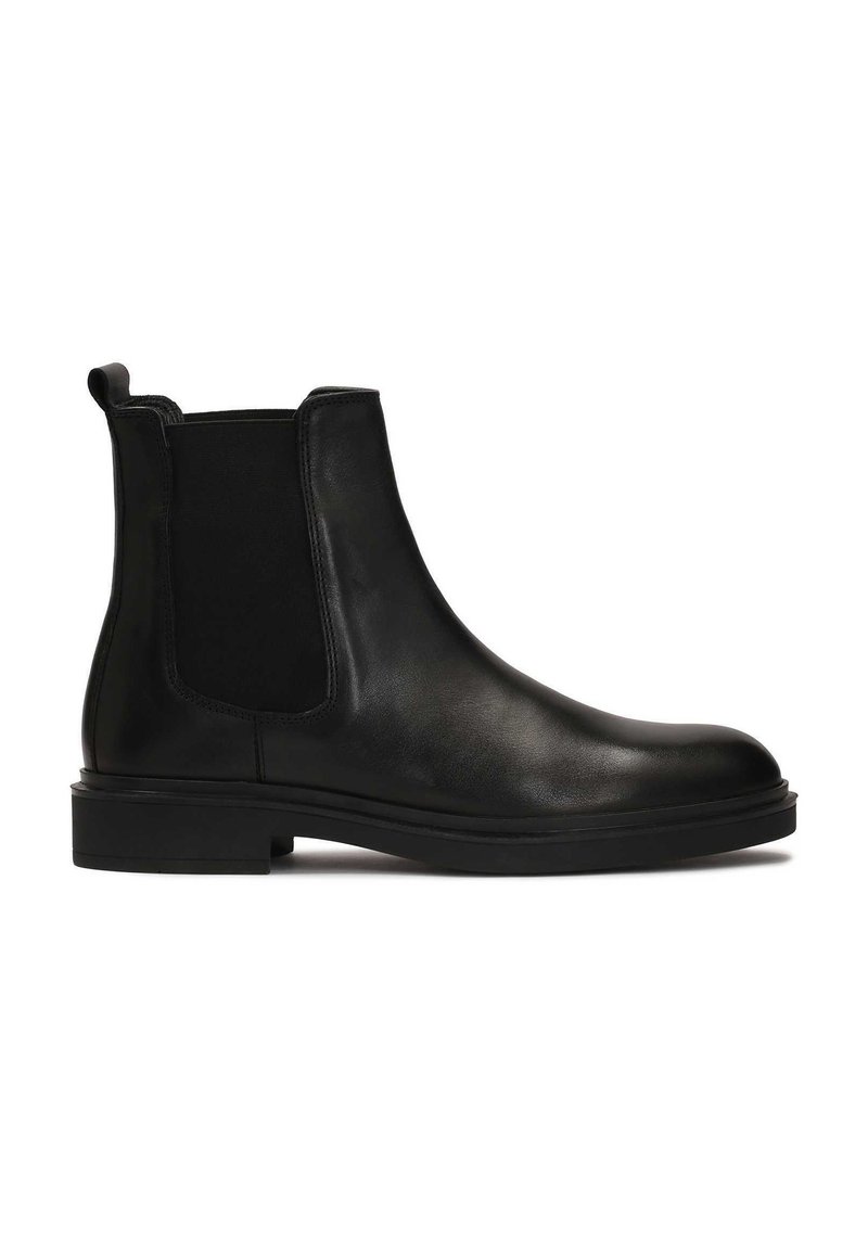 Botine Chelsea negre din piele, cu panouri elastice laterale, vârf rotund, textură netedă și toc mic. Design minimalist.