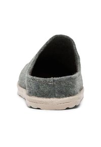 Szary filcowy but wsuwany z zaokrąglonym tyłem, beżową gumową podeszwą i minimalistycznymi detalami przeszyć. Teksturowana cholewka i gładka, wewnętrzna wyściółka.
