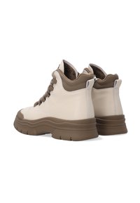 Beżowe skórzane buty typu high-top z brązowymi akcentami, okrągły czubek, sznurowane z przodu, wyściółka przy kostce oraz teksturowana gumowa podeszwa.