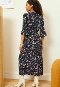 Love & Roses FLUTE SLEEVES HIGH NECK MIDI REGULAR FIT - Denní šaty - navy floral