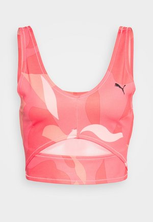 Roze en koraal gekleurde sport-bh met ronde hals, brede bandjes, uitsnijding onder de borst en klein zwart Puma-logo aan de linkerkant.