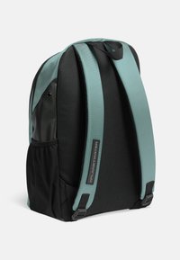 Zaino con base nera, dettagli turchesi e spallacci morbidi. Presenta una tasca laterale e un'etichetta con la scritta "#PLANETWATER". Tessitura liscia.