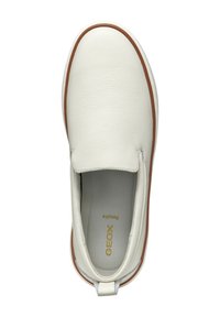 Zapato blanco tipo slip-on hecho de cuero texturizado con suela de goma marrón, con punta redondeada y refuerzo en el talón. Logo dorado en el interior.