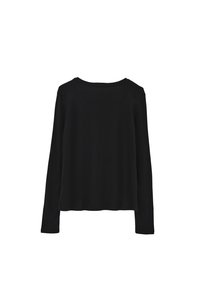 Czarna bluzka z długim rękawem, wykonana z miękkiego materiału, z okrągłym dekoltem i luźnym krojem, o gładkiej fakturze i bez widocznych zdobień.
