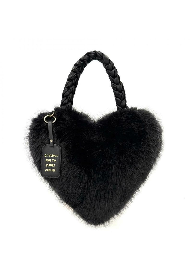 Borsa a forma di cuore nera in pelliccia sintetica con manico intrecciato e un'etichetta nera con testo dorato. Texture morbida e design unico.