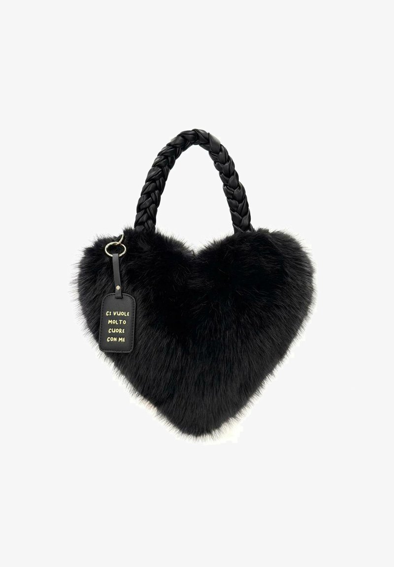 Borsa a forma di cuore nera in pelliccia sintetica con manico intrecciato e un'etichetta nera con testo dorato. Texture morbida e design unico.