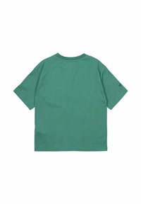 Zeleni pamučni majica s kratkim rukavima, okruglim izrezom i ravnim krojem. Ima minimalne šavove i malu oznaku na rukavu.