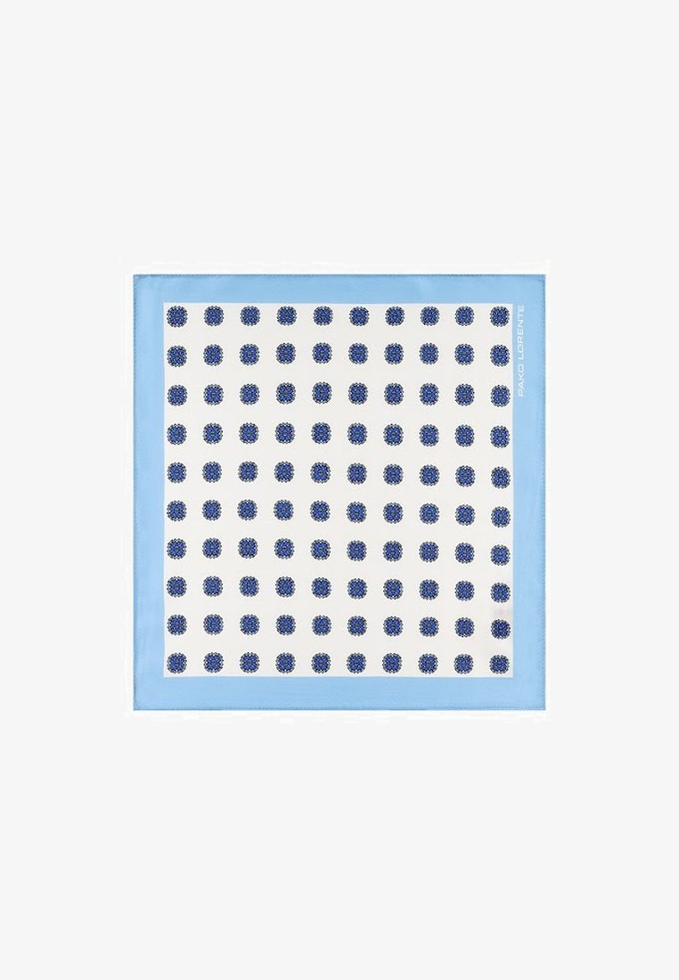 Niebiesko-biała kwadratowa chusta wykonana z jedwabiu, z siatką małych niebieskich wzorów kwiatowych i jasnoniebieską ramką.