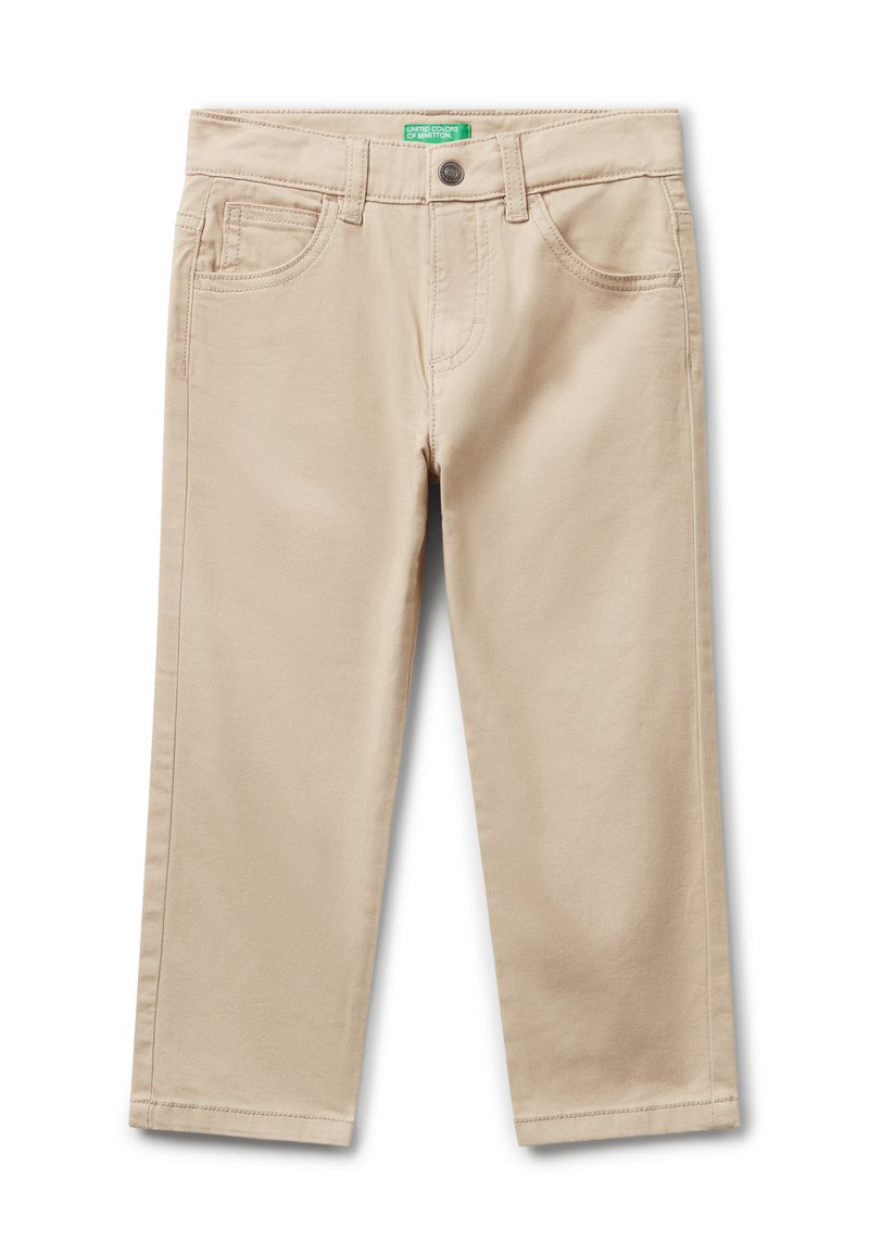 Pantalones de algodón beige con cinco bolsillos, presillas para cinturón y cremallera. Presenta detalles cosidos y una textura suave.