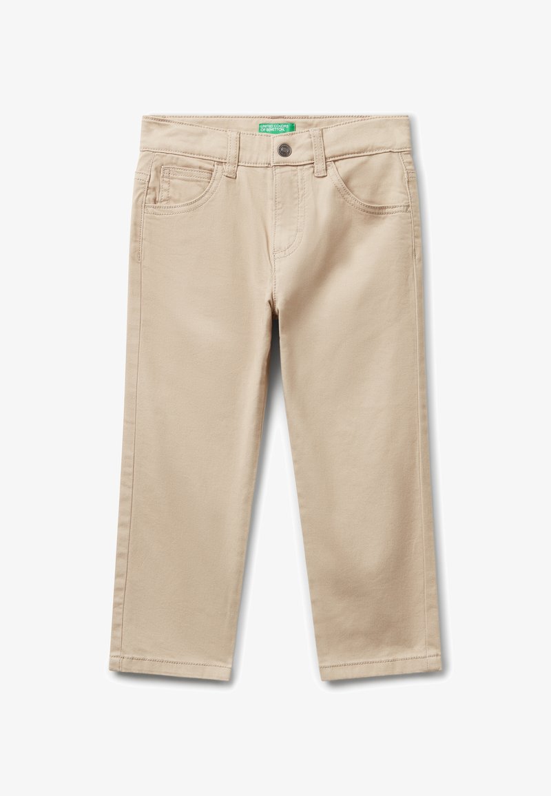 Pantalones de algodón beige con cinco bolsillos, presillas para cinturón y cremallera. Presenta detalles cosidos y una textura suave.