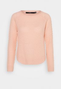 Vaaleanpunainen neulepaita, jossa on pyöreä pääntie, pitkät hihat ja teksturoitu kuvio. Ribbaatut hihat ja helma lisäävät rakennetta.