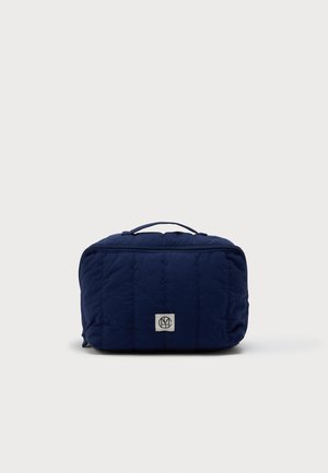 Marineblå rektangulær quilted toilettaske med toppehåndtag, lynlås-lukning og et lille logo-patch på forsiden midt.