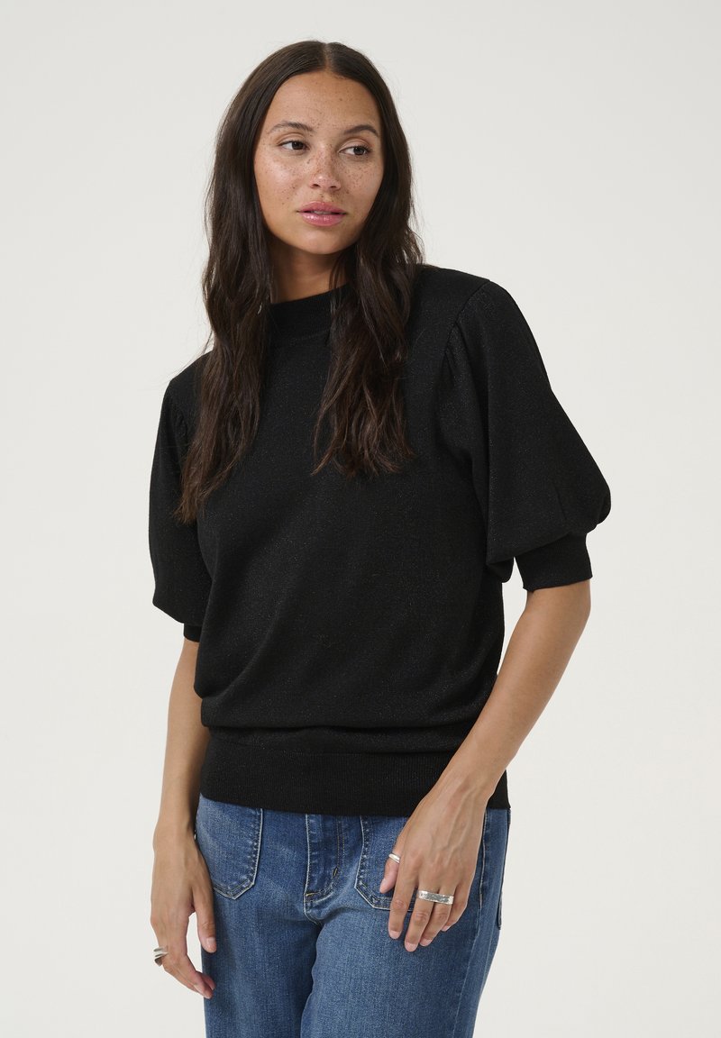 Top en tricot noir avec un col rond, des manches courtes bouffantes et une coupe décontractée. Le matériau a un léger éclat, ajoutant de la texture.
