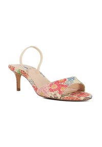 Sandal met hoge hak en bloemmotief, uitgevoerd in een zachte stoffen bovenkant in roze, blauw en groen. Kenmerkt zich door een open teen ontwerp en een dunne enkelband.