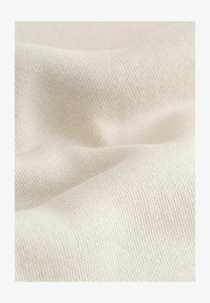 Țesătură de bumbac bej deschis cu o textură netedă și un model discret în dungi, prezentând pliuri și cute delicate.