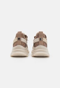 Sneakers med en strukturerad beige ovandel, med ett mesh-liknande mönster och krämfärgade accenter. Bakre dragflik och logodetalj på hälen.