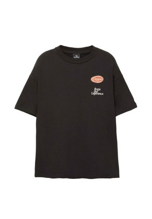 Czarna koszulka z krótkim rękawem i okrągłym dekoltem, z pomarańczowym owalnym logo i białym napisem "Zacznij Doświadczenie" na górnej lewej części piersi.