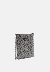 Borsa a tracolla metallica argento con tracolla a catena, caratterizzata da un motivo testurizzato e una chiusura con zip. Design rettangolare compatto.