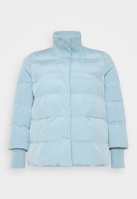Chaqueta acolchada azul claro con cuello alto, bolsillos laterales con cremallera y puños acanalados. El diseño cuenta con detalles de paneles cosidos para añadir textura.