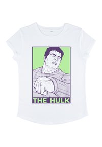 Bílý tričko s grafickým potiskem svalnaté postavy s krátkými černými vlasy. Pozadí je zelené, s nápisem "THE HULK" tučným fialovým písmem.
