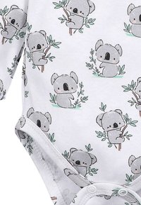 Biały bodziak z krótkim rękawem z powtarzającym się wzorem rysunkowych koali i zielonych liści. Miękka tkanina z zapięciem na zatrzask na dole.