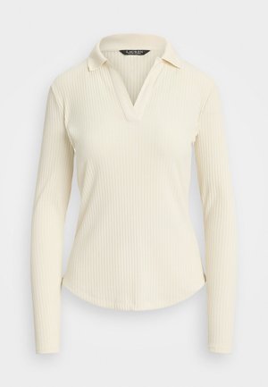 Polo à manches longues en ivoire, à côtes, avec un col à revers et une silhouette ajustée, présentant une texture lisse et un léger extensibilité.