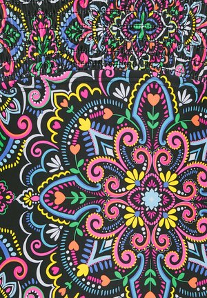 Tessuto a fantasia multicolore con intricati motivi floreali e geometrici su uno sfondo nero, caratterizzato da colori audaci e forme varie.