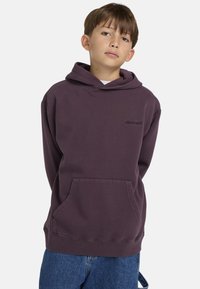Paarse hoodie met een voorzak en een capuchon met trekkoord. Bevat een subtiele logo op de borst. Gemaakt van zachte, gestructureerde stof.