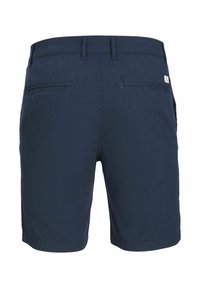 Dunkelblaue Shorts aus einem Baumwollmischgewebe, mit einer glatten Textur, zwei Gesäßtaschen und einem kleinen Logo am Bund.