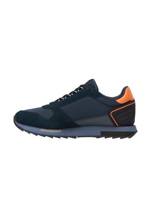 Sneaker blu navy realizzati in suede e rete, con lacci neri, un accento arancione sul tallone e una suola in gomma testurizzata.