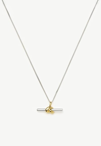 Collier chaîne en argent avec un pendentif barre horizontale en argent présentant un nœud doré enroulé autour du centre.