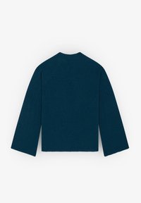 Top dreptunghiular de culoare bleumarin închis, cu mâneci lungi, având guler rotund și o textură discretă de tip riglaj la marginea mânecilor.