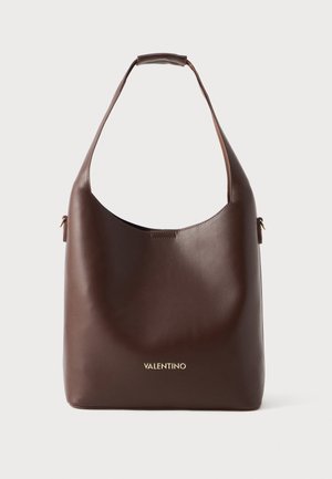 Smeđa kožna torba za rame s zakrivljenim oblikom, ima ravnu traku i zlatni "Valentino" logo na dnu. Glatka tekstura, minimalistički dizajn.