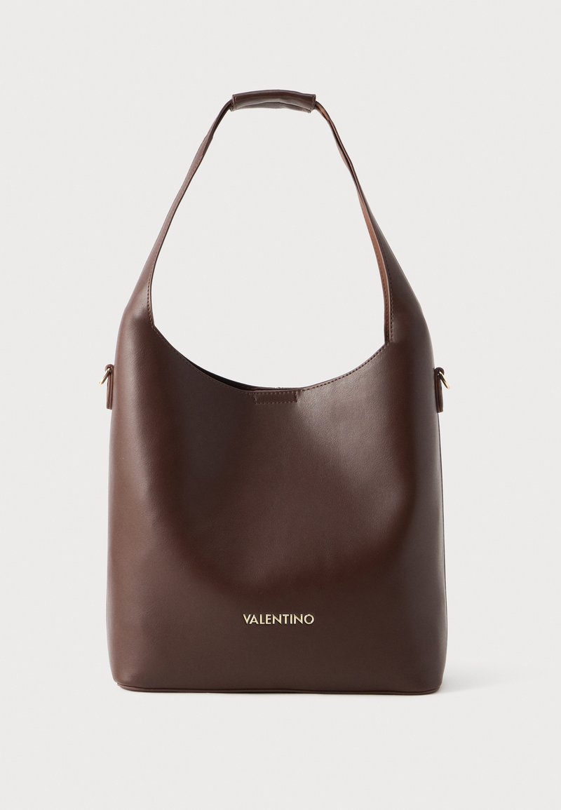 Brązowa skórzana torba na ramię o zaokrąglonym kształcie, z płaskim paskiem i złotym logo "Valentino" na dole. Gładka faktura, minimalistyczny design.