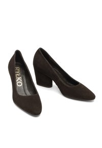 Tummanruskeat mokkasiinit, joissa on terävä kärki ja keskikorkuinen tukipohja. Sisätiloissa on pehmustettu pinta. RYŁKO-logo näkyy sisällä.