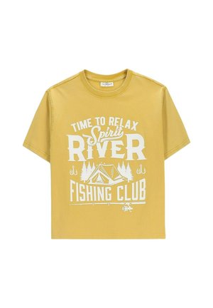 Żółta koszulka z krótkim rękawem z białym napisem „Time to Relax Spirit River Fishing Club” oraz grafiką namiotu, drzew, haczyków wędkarskich i wędki.