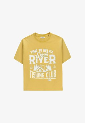 Żółta koszulka z krótkim rękawem z białym napisem „Time to Relax Spirit River Fishing Club” oraz grafiką namiotu, drzew, haczyków wędkarskich i wędki.