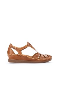 Sandal de cuero marrón con diseño de cortes, acentos trenzados a lo largo de la suela y correa ajustable para un ajuste seguro. Tacón plano.