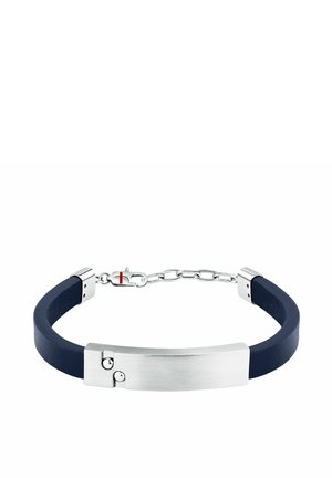 Piastra in metallo argentato su bracciale in pelle blu navy con chiusura a catena regolabile, stile semplice e moderno.