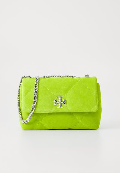 Sac à épaule vert en suede avec un design matelassé, une bandoulière en chaîne argentée, et un accent logo argenté bien en vue sur le devant.