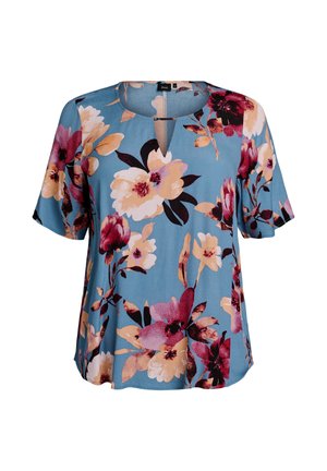 Květinová halenka z lehké látky. Má krátké rukávy, kulatý výstřih s průstřihem a modré pozadí zdobené růžovými a vínovými květy.