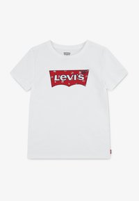 Witte katoenen T-shirt met een groot rood Levi's-logo op de voorkant, met een klassieke ronde hals en korte mouwen.