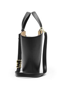 Sort læder bucket bag med en glat overflade, detaljer i guld, og dobbeltremme. Har en indvendig i træ og justerbar skulderrem.