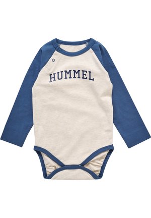 Langärmliger Babybody in Creme mit marineblauen Raglanärmeln, versehen mit "HUMMEL"-Schriftzug auf der Brust und Druckknöpfen im unteren Bereich.