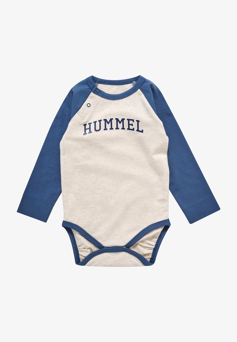 Langærmet babybodystocking i creme med marineblå raglanærmer, med "HUMMEL" tekst på brystet og trykknaplukninger i bunden.