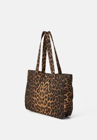 Sac fourre-tout en imprimé léopard avec des tons noir et brun ; il est doté de deux poignées et d'une forme rectangulaire structurée.