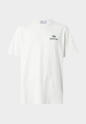 Tricou alb cu mâneci scurte, logo Adidas verde și text "Sports Club" pe partea stângă a pieptului, afișat pe un fundal simplu și deschis.